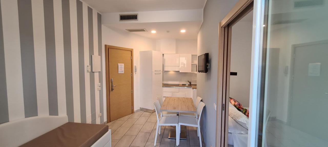 Rubino Apartments A 100Metri Dal Mare Riccione Bagian luar foto