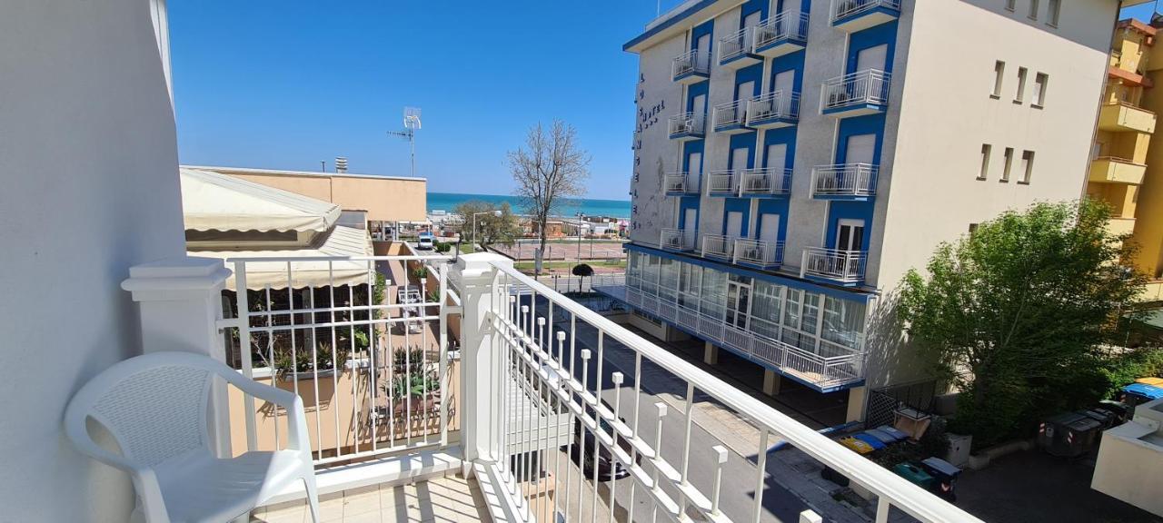 Rubino Apartments A 100Metri Dal Mare Riccione Bagian luar foto