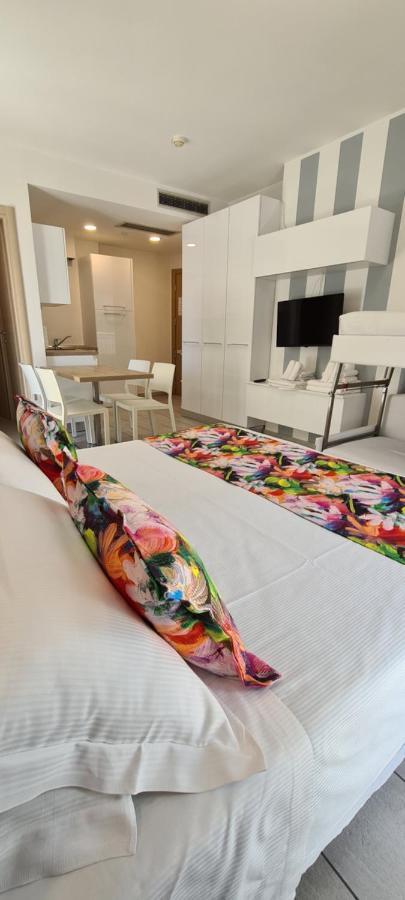 Rubino Apartments A 100Metri Dal Mare Riccione Bagian luar foto