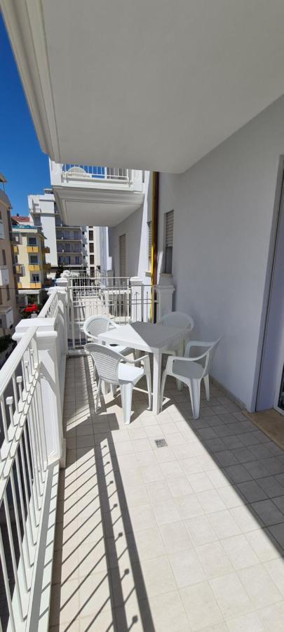Rubino Apartments A 100Metri Dal Mare Riccione Bagian luar foto