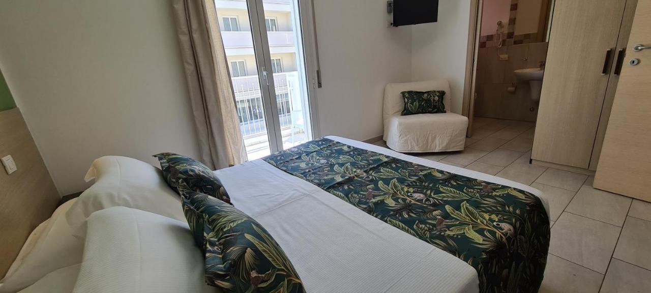 Rubino Apartments A 100Metri Dal Mare Riccione Bagian luar foto