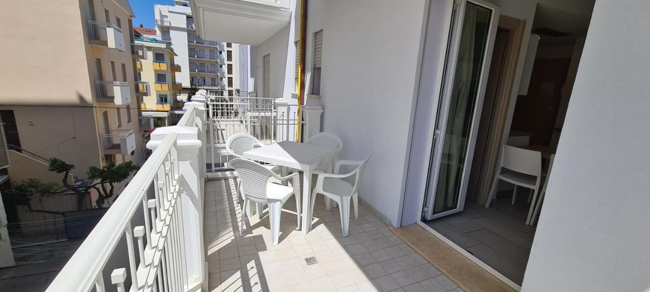 Rubino Apartments A 100Metri Dal Mare Riccione Bagian luar foto