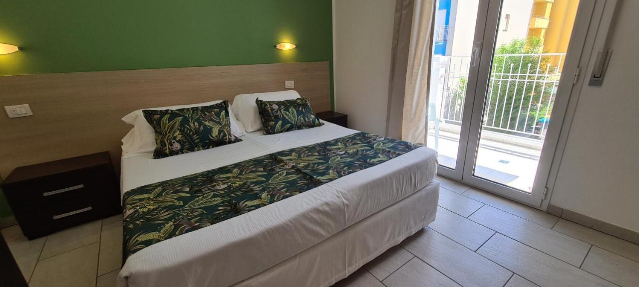Rubino Apartments A 100Metri Dal Mare Riccione Bagian luar foto