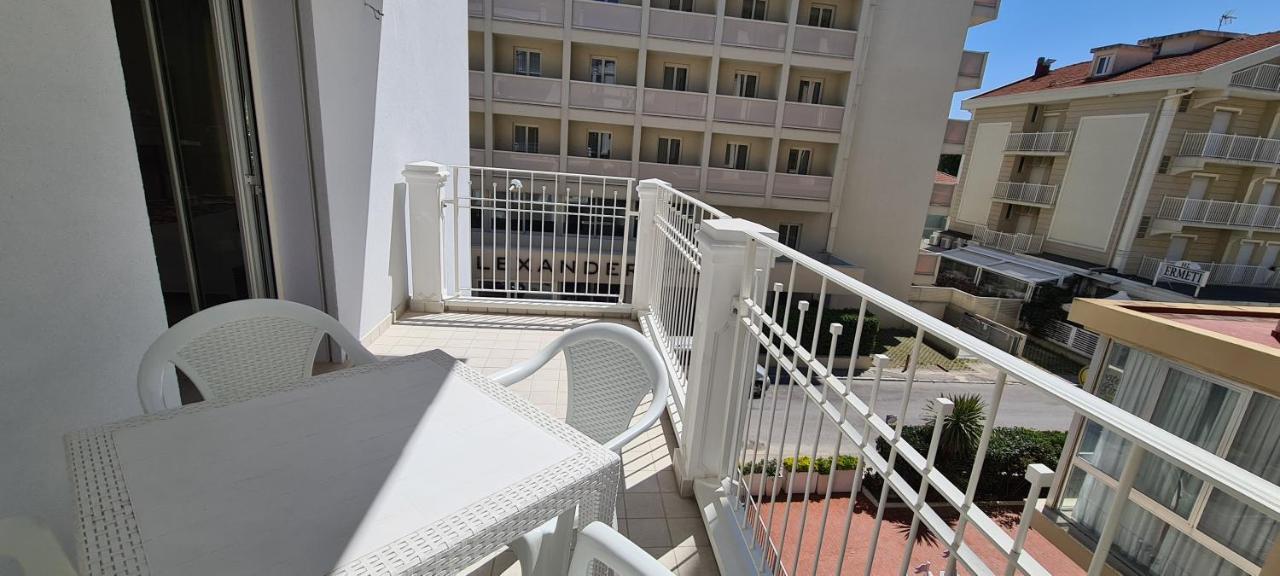 Rubino Apartments A 100Metri Dal Mare Riccione Bagian luar foto