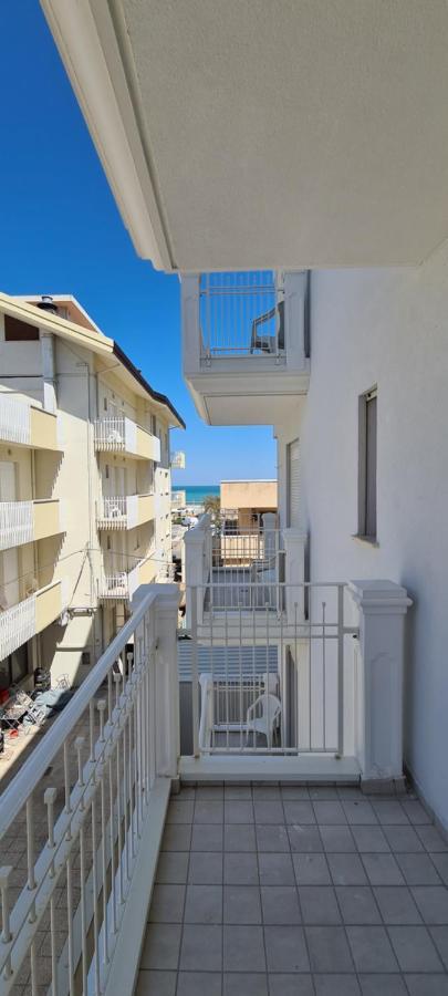 Rubino Apartments A 100Metri Dal Mare Riccione Bagian luar foto
