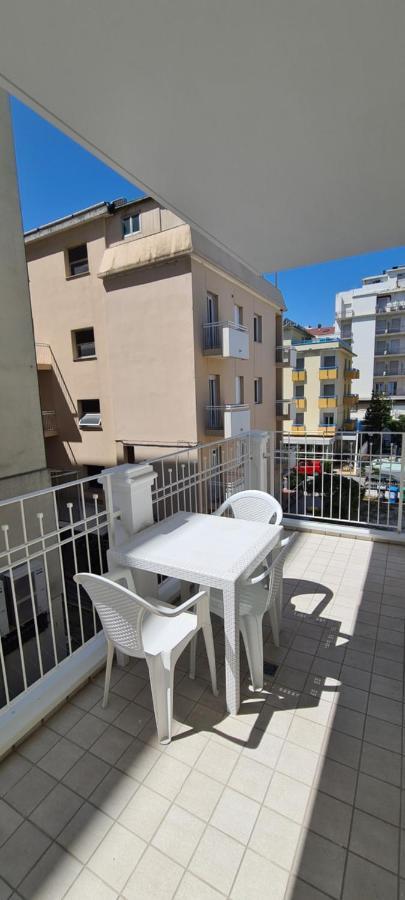 Rubino Apartments A 100Metri Dal Mare Riccione Bagian luar foto